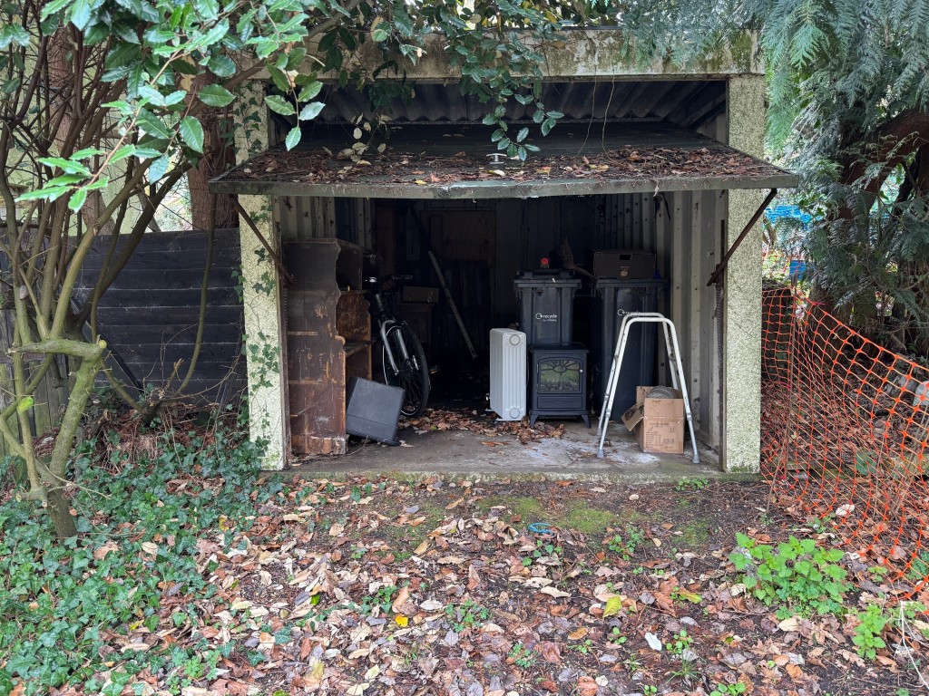 Lot: 64 - END-TERRACE COTTAGE FOR IMPROVEMENT - External garage